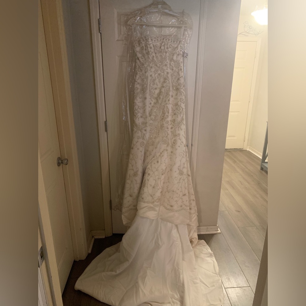 NWT.  Ivory/Gold mermaid/ corset wedding dress.Size 4. - Picture 3 of 9